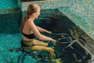 Aquabike à Paris : pourquoi ce sport aquatique cartonne dans les studios spécialisés