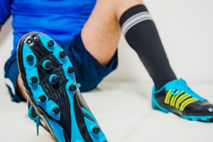 Crampons de rugby : vissés, moulés ou hybrides, comment choisir selon son poste ?